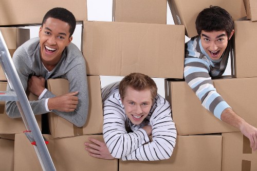 Local moving team managing access and loading in Holland Park